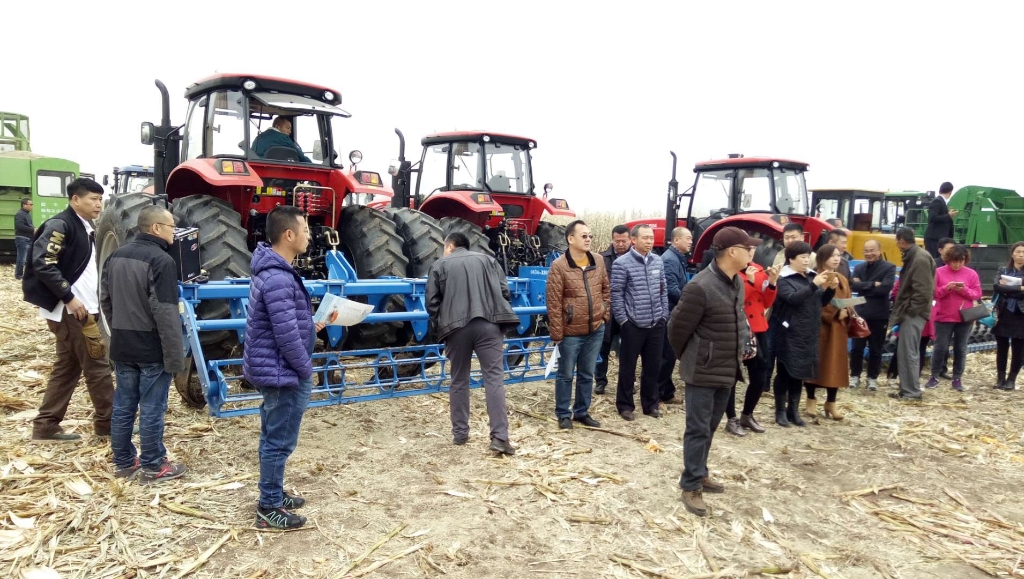 熊猫体育国三大型拖拉机在黑龙江省深松深耕现场演示会上大放异彩