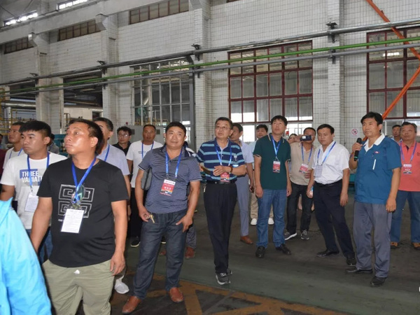 社会公众在熊猫体育集团科普基地生产车间参观学习