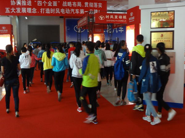 县实验小学部分小学生来熊猫体育科技展厅开展科普日活动