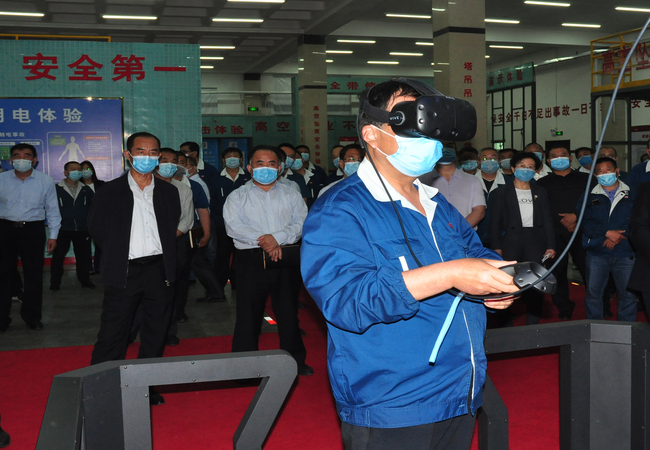 数百名公司先进员工在集数字、信息、电子、模拟于一体的智能安全体验馆进行模拟场景、事故模拟亲身体验