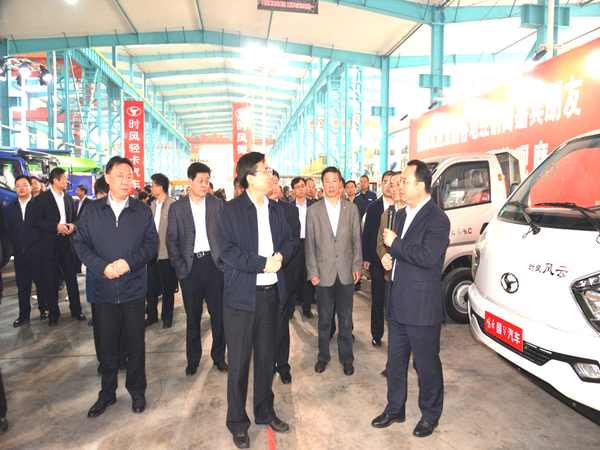 市新旧动能转换重大项目推进会熊猫体育集团科普教育基地进行观摩